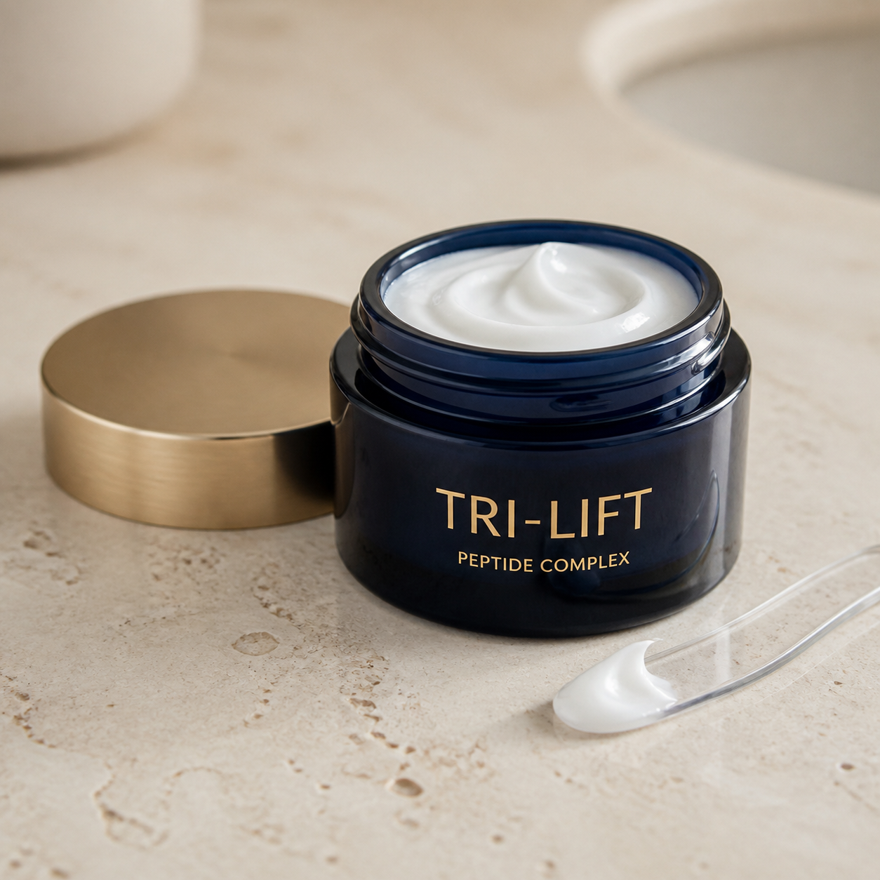 Geöffneter Tiegel Tri-Lift Peptide Complex mit Cremetextur